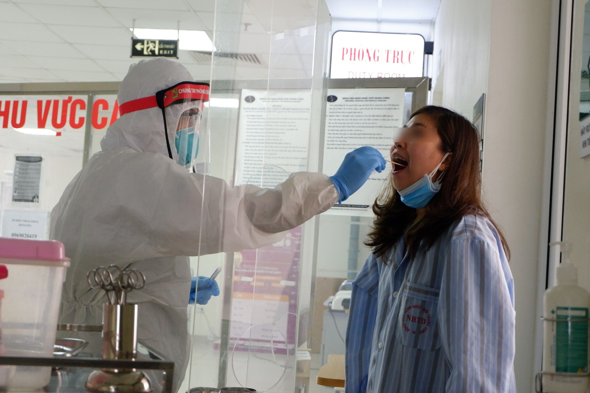 Bệnh nhân Covid-19 ở Quảng Ninh suy hô hấp, tổn thương phổi nặng - Ảnh 2.