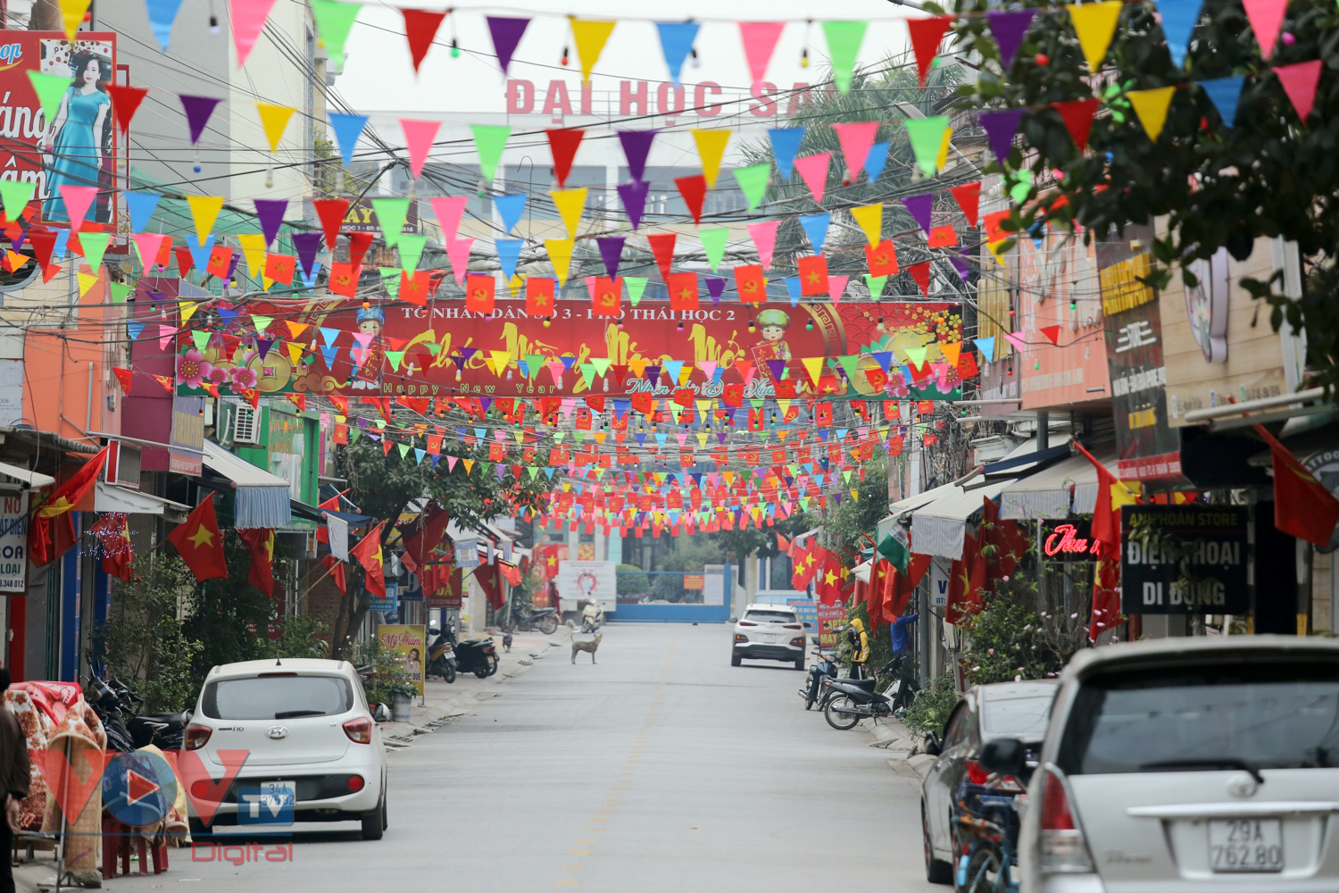 Thành phố Chí Linh vắng vẻ trong vòng phong tỏa - Ảnh 2.