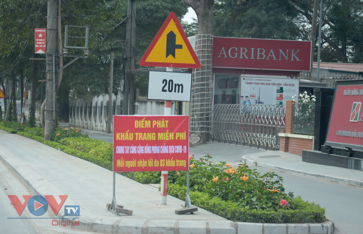 Thành phố Chí Linh vắng vẻ trong vòng phong tỏa - Ảnh 8.