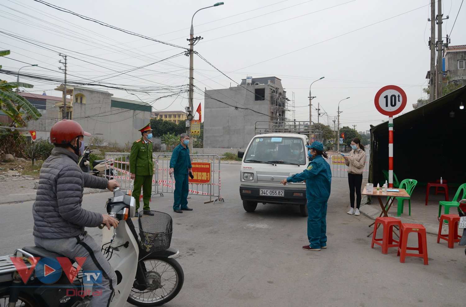 Thành phố Chí Linh vắng vẻ trong vòng phong tỏa - Ảnh 12.