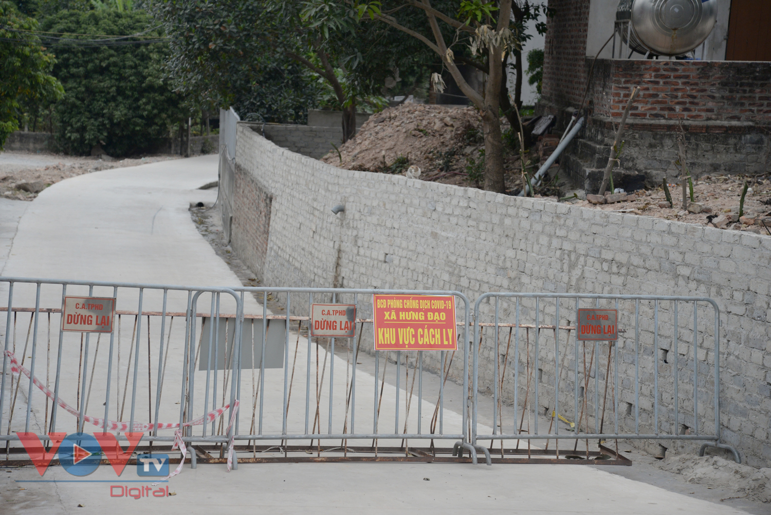 Thành phố Chí Linh vắng vẻ trong vòng phong tỏa - Ảnh 13.