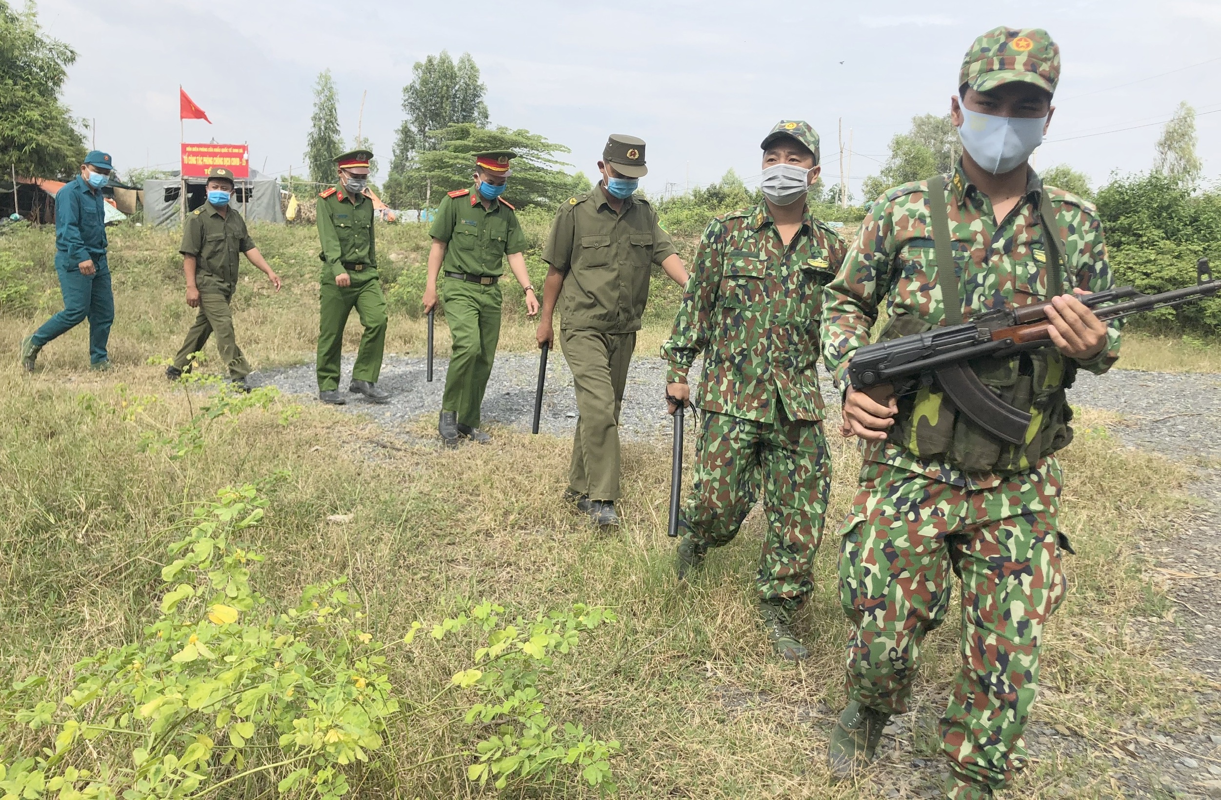 Nguy cơ biến chủng SARS-CoV-2 xâm nhập Việt Nam từ người vượt biên - Ảnh 1.