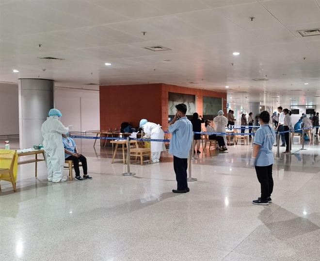 TP.HCM xét nghiệm COVID-19 toàn bộ nhân viên làm việc tại sân bay Tân Sơn Nhất - Ảnh 1.
