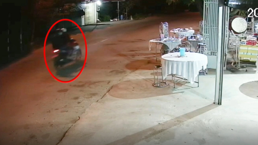 Hai thanh niên đi xe máy chuẩn bị thực hiện hành vi trộm cắp tài sản được camera ghi lại.jpg