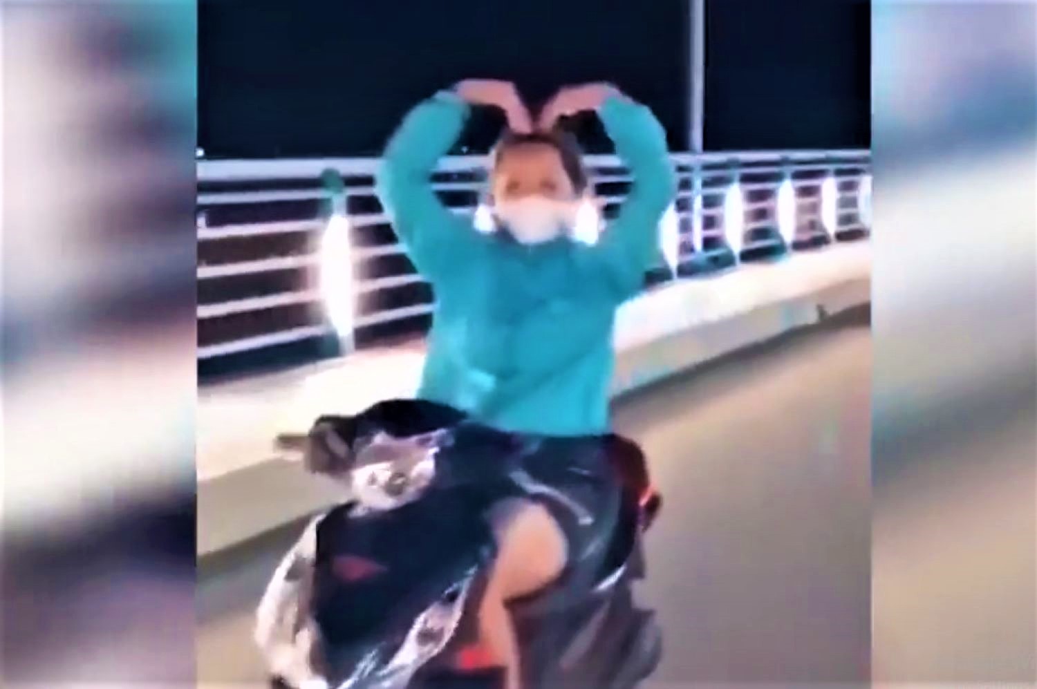 Đỗ Thị Kim Hoa thả tay điều khiển xe máy trong clip.jpg