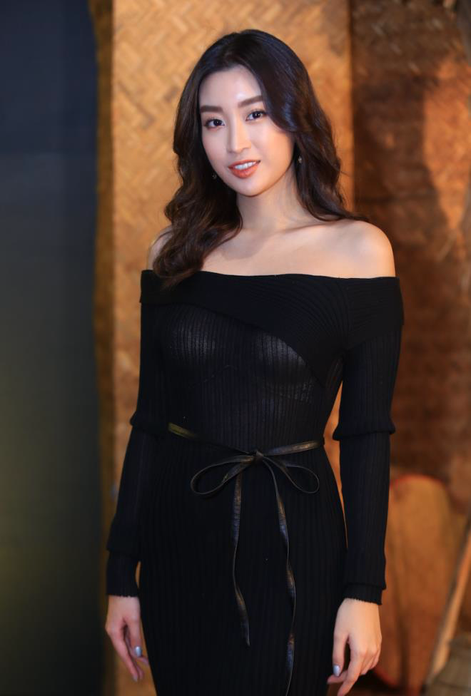 Hoa hậu Đỗ Mỹ Linh khoe vai trần, đọ sắc với Châu Bùi - Ảnh 2.