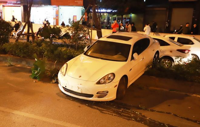 Hà Nội: Tài xế xe Porsche nghi bị đột quỵ mất lái, tông đổ nhiều cây xanh - Ảnh 1.