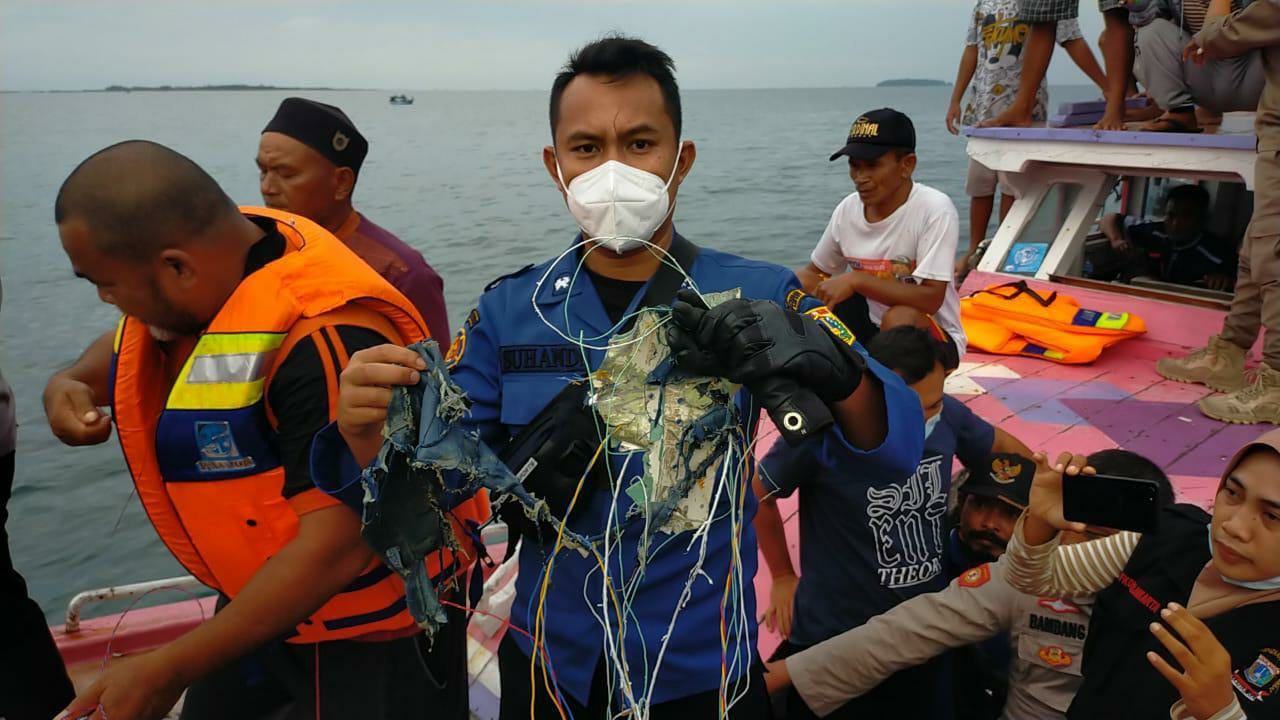 Indonesia: Đã tìm thấy các mảnh vỡ của máy bay bị mất liên lạc - Ảnh 1.