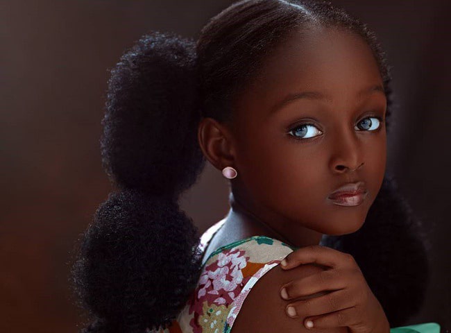 Cô bé châu Phi đẹp nhất thế giới thay đổi sau 2 năm, nhìn mẹ mới hiểu: Là di truyền - Ảnh 1.