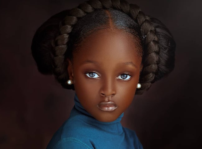 Cô bé châu Phi đẹp nhất thế giới thay đổi sau 2 năm, nhìn mẹ mới hiểu: Là di truyền - Ảnh 6.