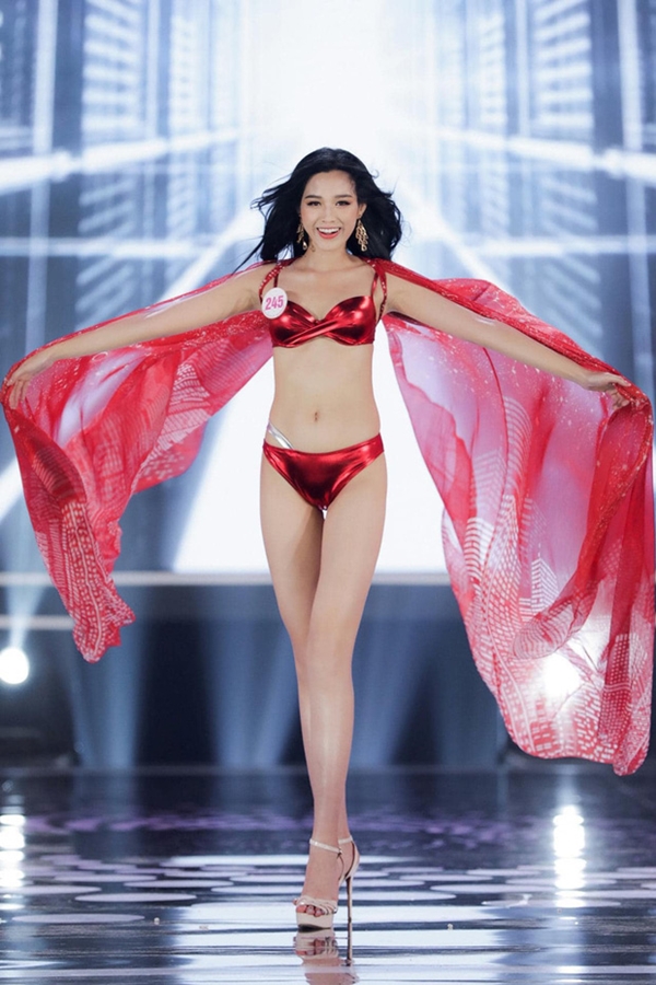 Hoa hậu Đỗ Thị Hà lộ vòng 2 lùm lùm thiếu săn chắc, soi kĩ nhận ra ngay lỗi trang phục mà các bánh bèo hay mắc phải - Ảnh 4.