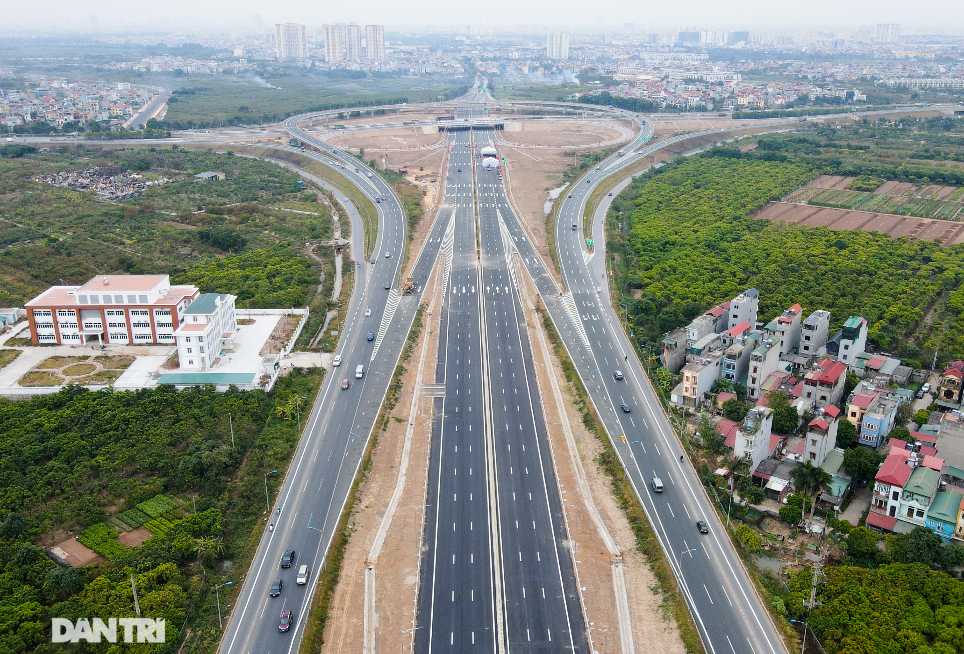 Thông xe nút giao 400 tỷ đồng nối cao tốc Hà Nội - Hải Phòng với Vành đai 3 - Ảnh 3.