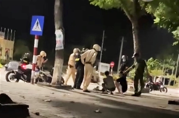 Đà Nẵng: Cảnh sát nổ súng trấn áp nhóm thiếu niên mang hung khí đi hỗn chiến - Ảnh 1.