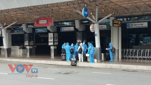 Sân bay Tân Sơn Nhất ngày đầu tiên khôi phục bay nội địa - Ảnh 2.