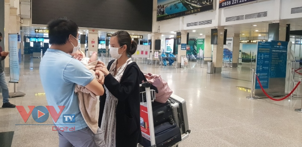 Sân bay Tân Sơn Nhất ngày đầu tiên khôi phục bay nội địa - Ảnh 5.