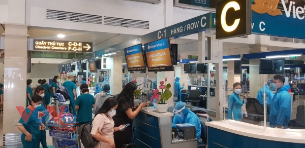 Sân bay Tân Sơn Nhất ngày đầu tiên khôi phục bay nội địa - Ảnh 6.