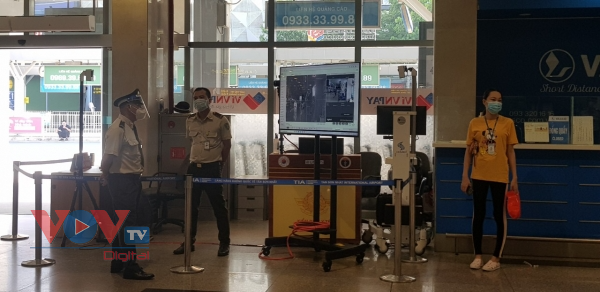 Sân bay Tân Sơn Nhất ngày đầu tiên khôi phục bay nội địa - Ảnh 7.