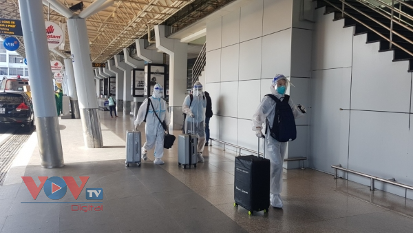 Sân bay Tân Sơn Nhất ngày đầu tiên khôi phục bay nội địa - Ảnh 11.