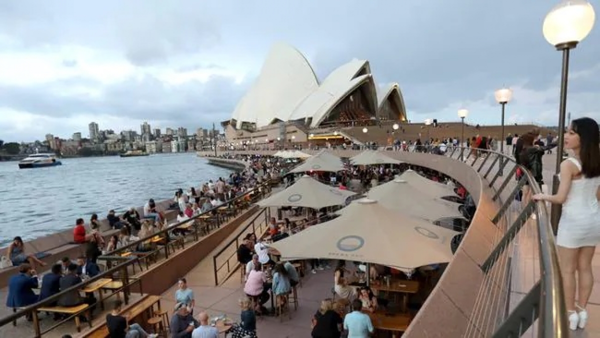 Australia: Thành phố Sydney mở cửa trở lại sau gần 4 tháng phong tỏa - Ảnh 1.