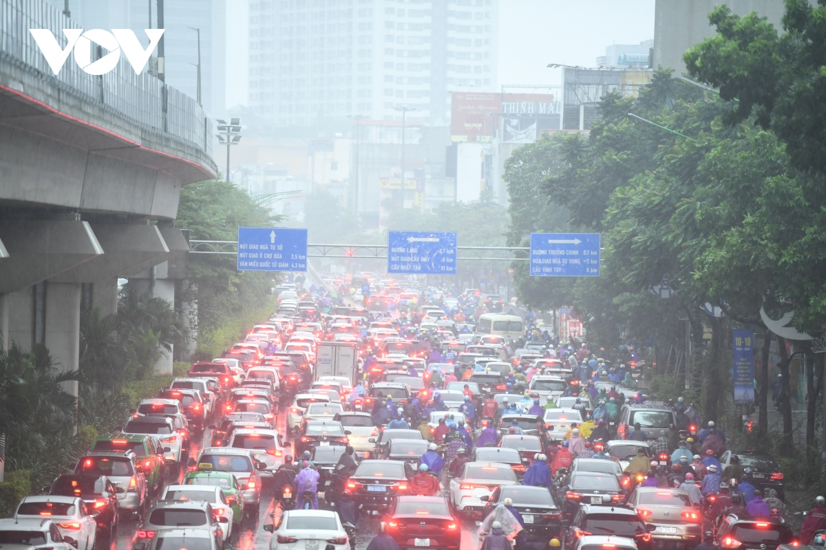 Mưa lớn, đường phố ở Hà Nội tắc nghẽn kéo dài trong sáng đầu tuần - Ảnh 2.