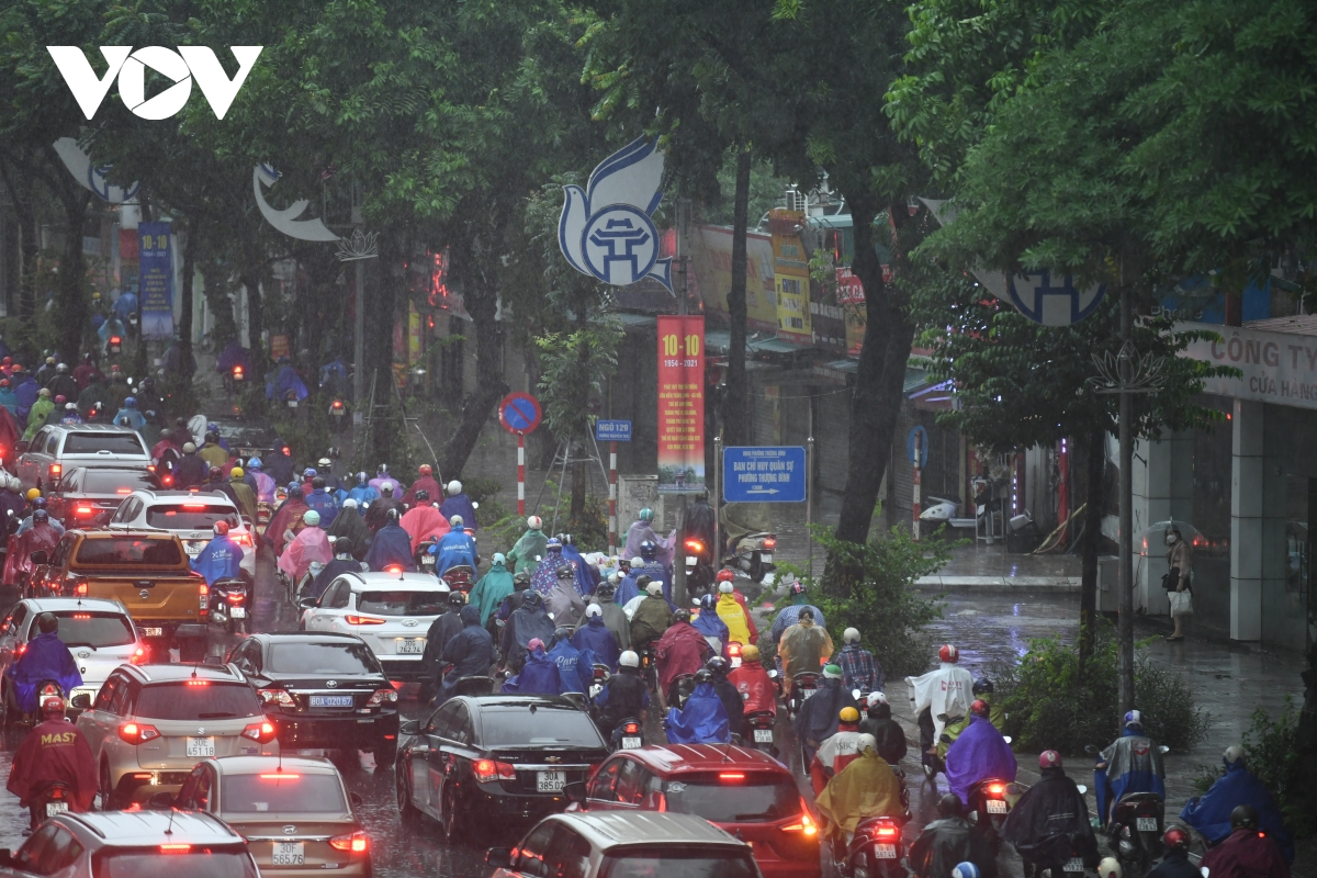 Mưa lớn, đường phố ở Hà Nội tắc nghẽn kéo dài trong sáng đầu tuần - Ảnh 4.