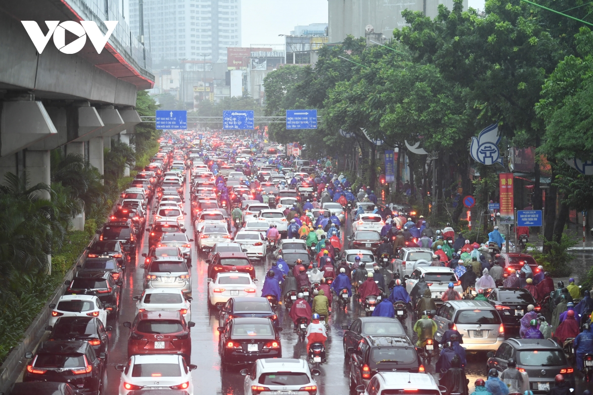 Mưa lớn, đường phố ở Hà Nội tắc nghẽn kéo dài trong sáng đầu tuần - Ảnh 3.