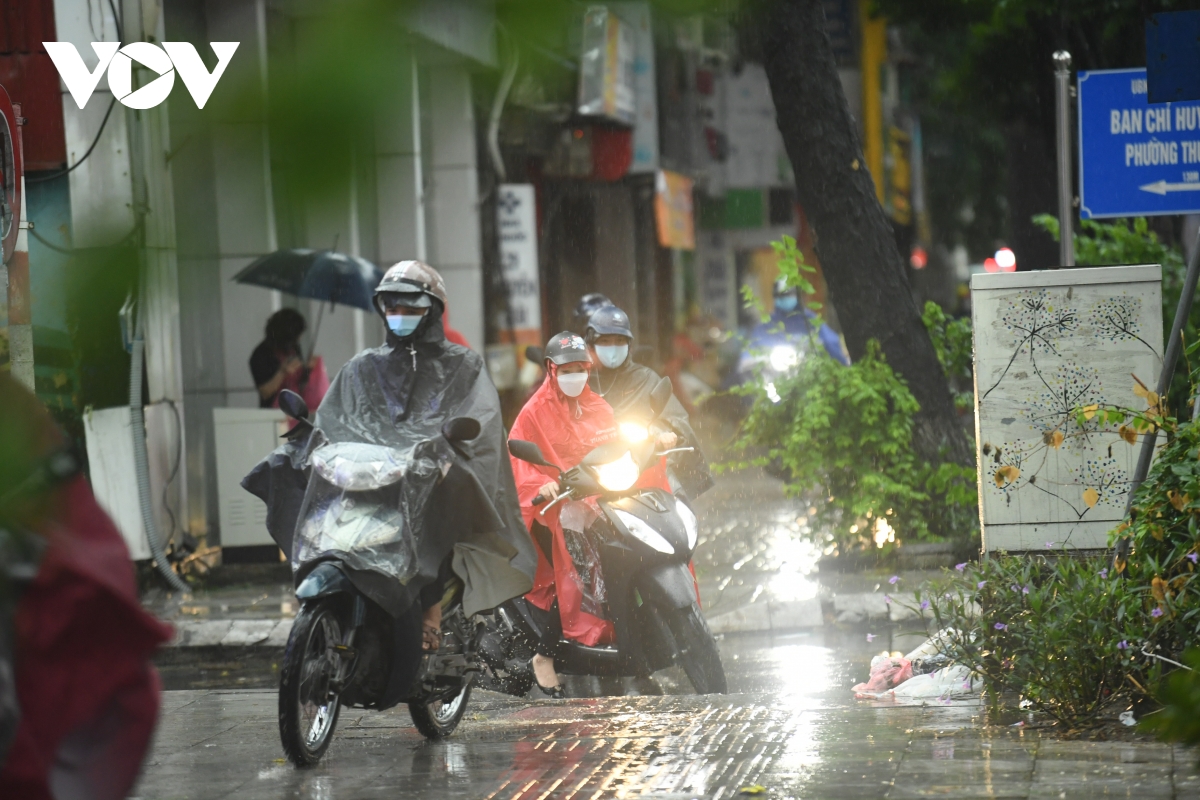 Mưa lớn, đường phố ở Hà Nội tắc nghẽn kéo dài trong sáng đầu tuần - Ảnh 6.