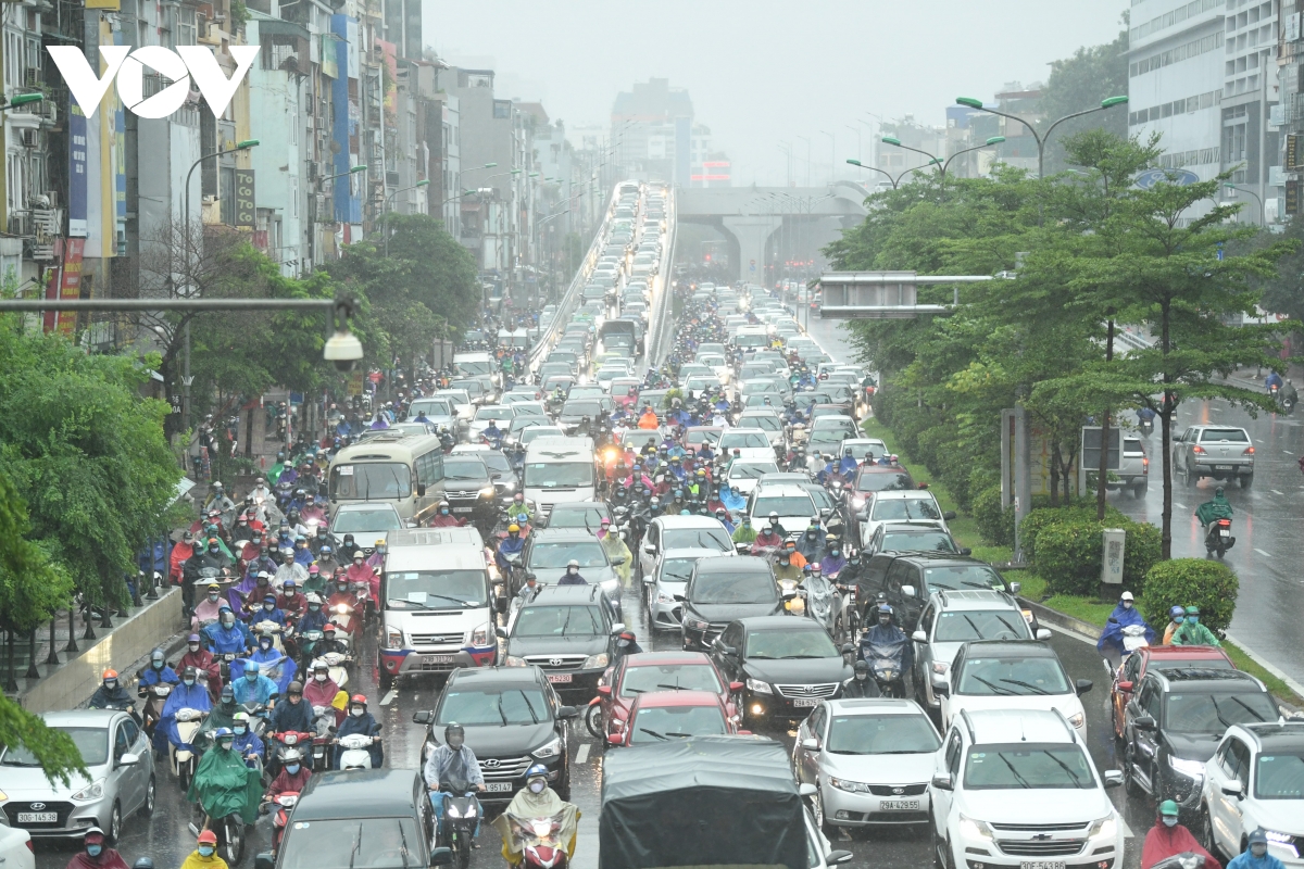 Mưa lớn, đường phố ở Hà Nội tắc nghẽn kéo dài trong sáng đầu tuần - Ảnh 1.