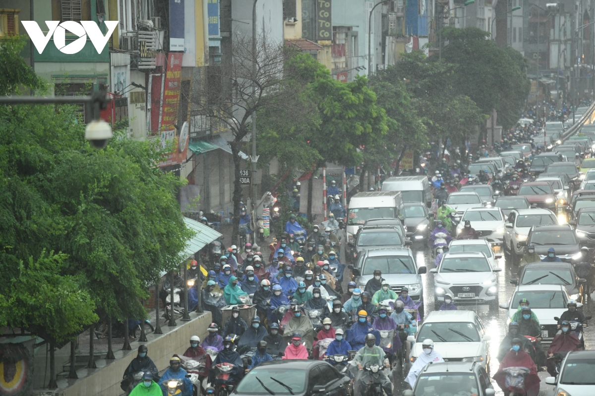 Mưa lớn, đường phố ở Hà Nội tắc nghẽn kéo dài trong sáng đầu tuần - Ảnh 10.