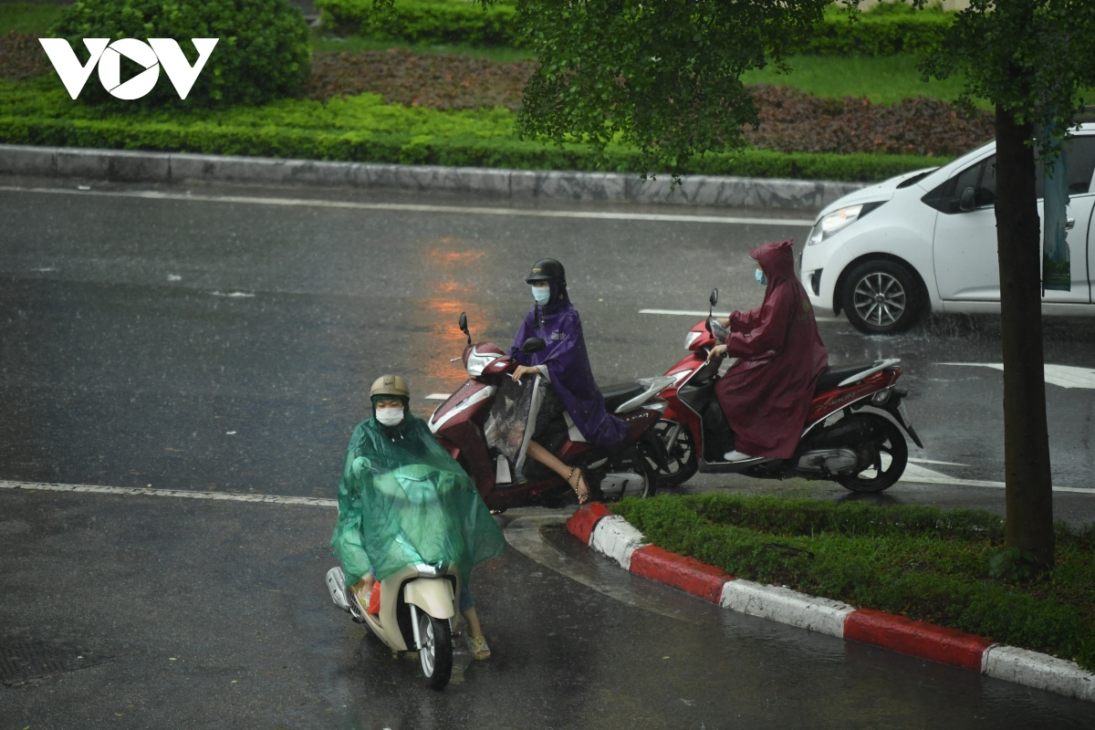 Mưa lớn, đường phố ở Hà Nội tắc nghẽn kéo dài trong sáng đầu tuần - Ảnh 11.