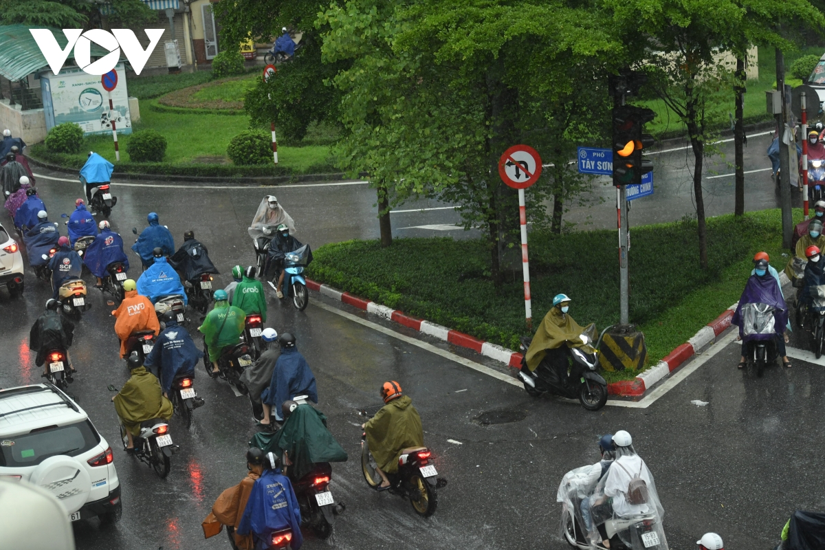 Mưa lớn, đường phố ở Hà Nội tắc nghẽn kéo dài trong sáng đầu tuần - Ảnh 12.