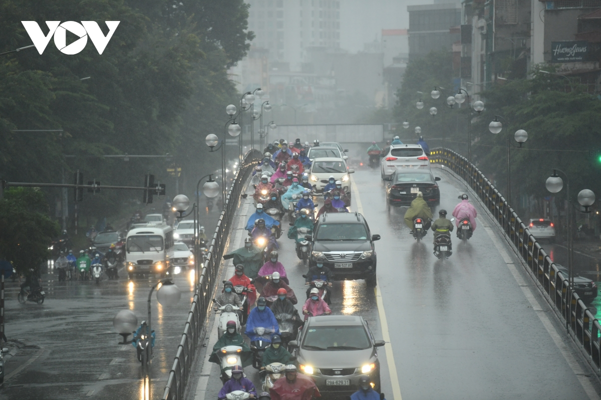 Mưa lớn, đường phố ở Hà Nội tắc nghẽn kéo dài trong sáng đầu tuần - Ảnh 13.