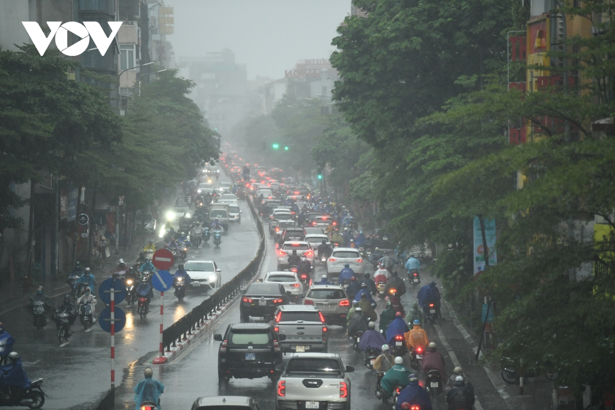 Mưa lớn, đường phố ở Hà Nội tắc nghẽn kéo dài trong sáng đầu tuần - Ảnh 14.