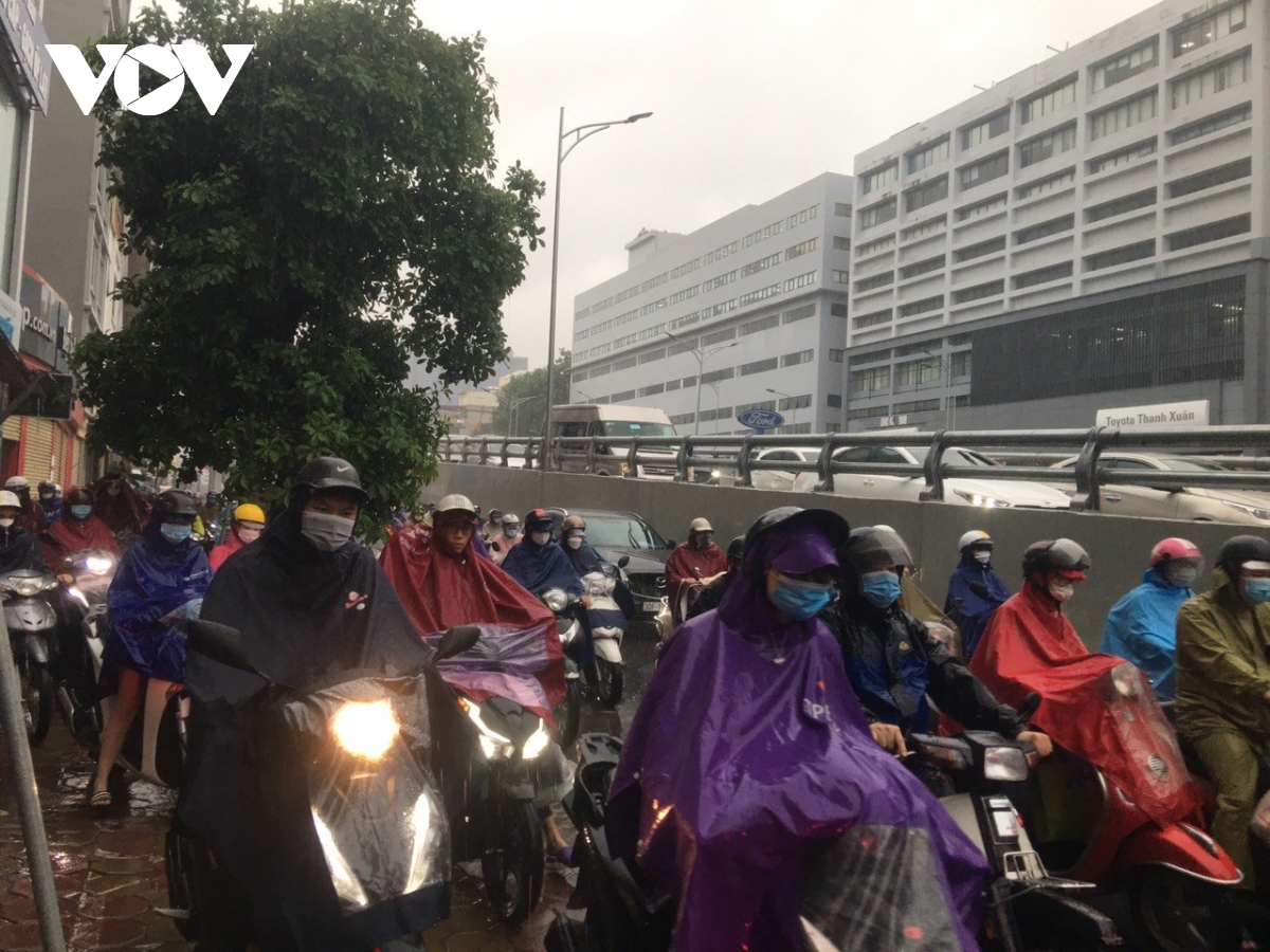 Mưa lớn, đường phố ở Hà Nội tắc nghẽn kéo dài trong sáng đầu tuần - Ảnh 9.