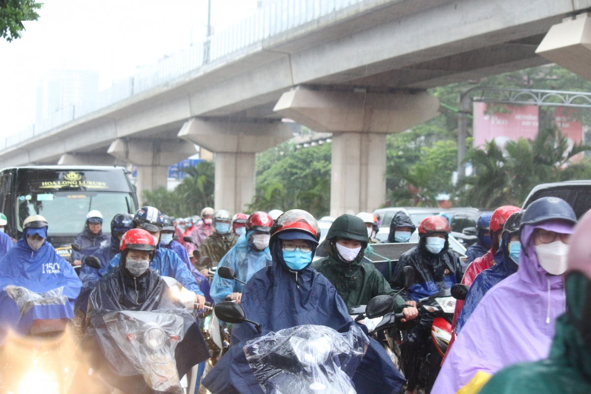 Mưa lớn, đường phố ở Hà Nội tắc nghẽn kéo dài trong sáng đầu tuần - Ảnh 5.