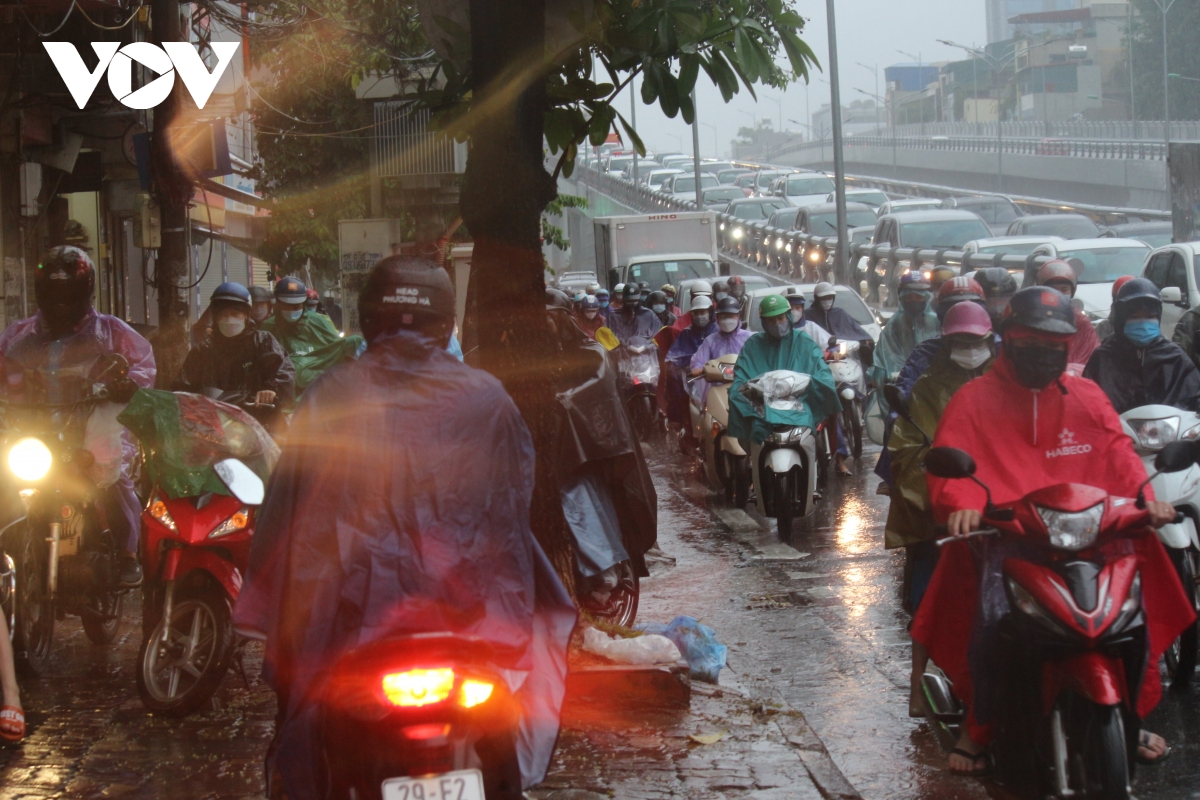 Mưa lớn, đường phố ở Hà Nội tắc nghẽn kéo dài trong sáng đầu tuần - Ảnh 8.