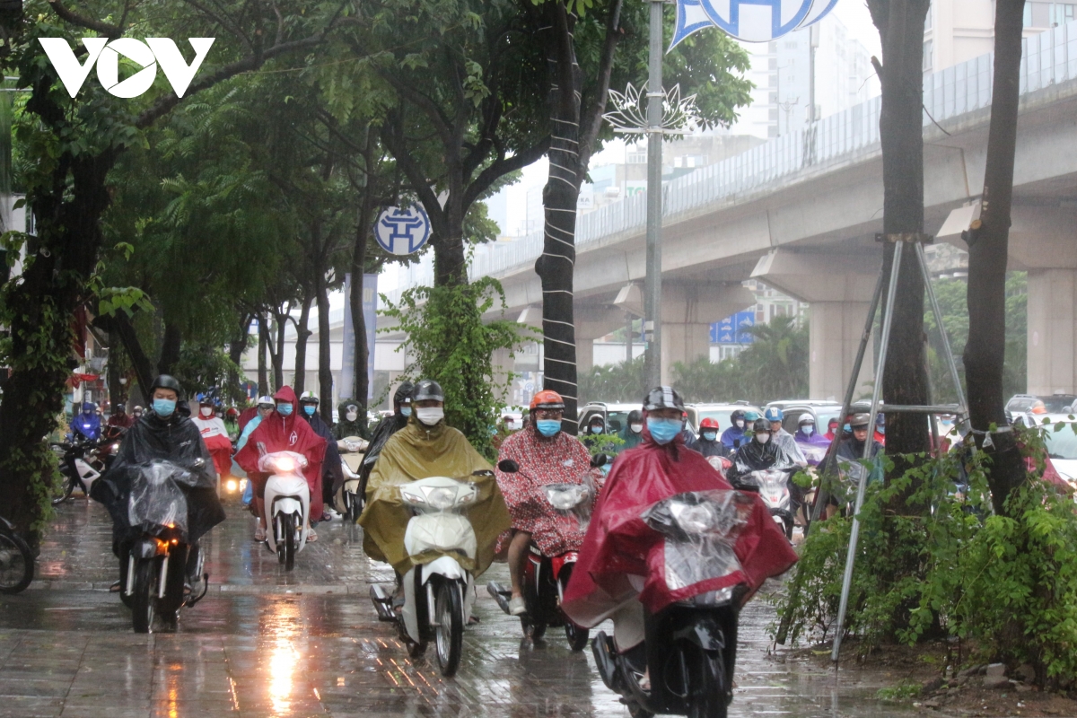 Mưa lớn, đường phố ở Hà Nội tắc nghẽn kéo dài trong sáng đầu tuần - Ảnh 7.