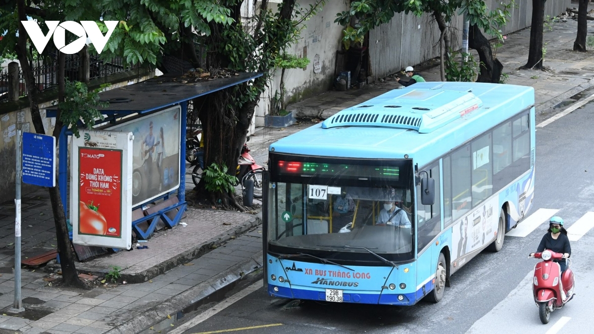 Xe buýt, taxi Hà Nội vắng khách trong ngày đầu hoạt động trở lại - Ảnh 12.