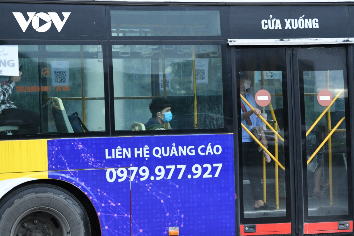 Xe buýt, taxi Hà Nội vắng khách trong ngày đầu hoạt động trở lại - Ảnh 13.