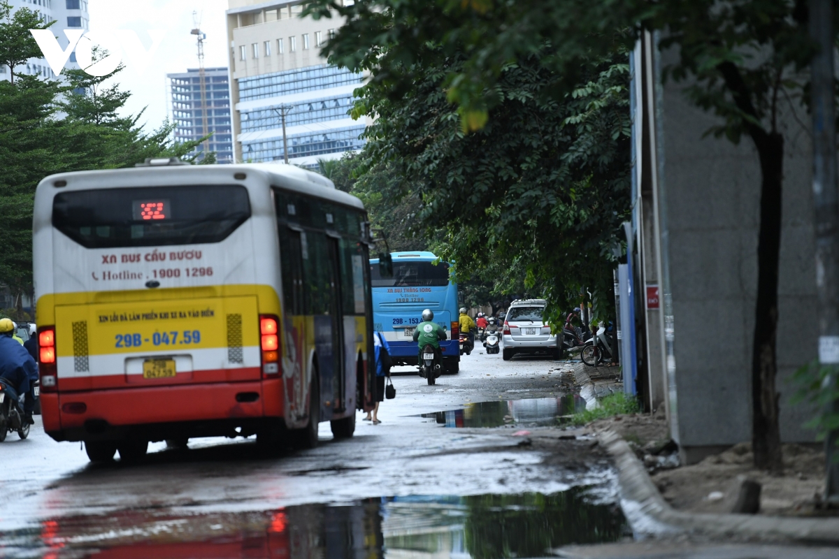 Xe buýt, taxi Hà Nội vắng khách trong ngày đầu hoạt động trở lại - Ảnh 14.