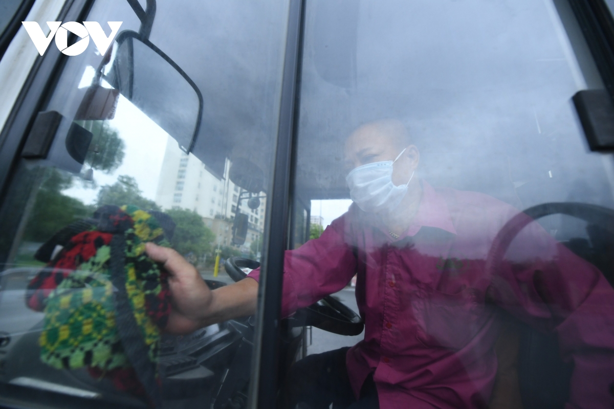 Xe buýt, taxi Hà Nội vắng khách trong ngày đầu hoạt động trở lại - Ảnh 15.