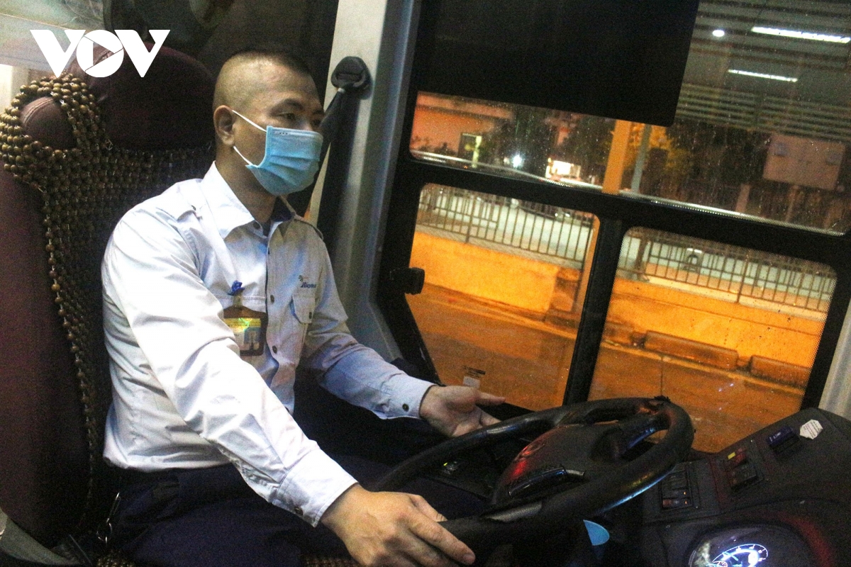 Xe buýt, taxi Hà Nội vắng khách trong ngày đầu hoạt động trở lại - Ảnh 11.