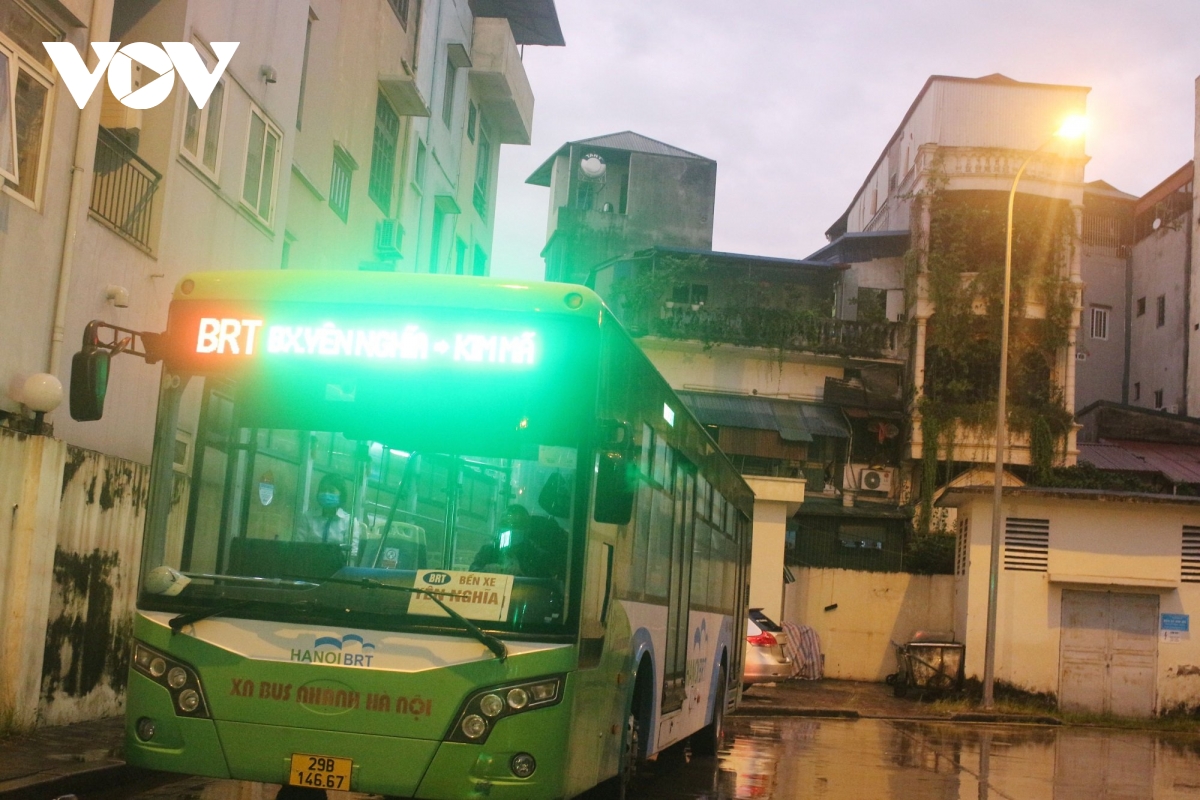 Xe buýt, taxi Hà Nội vắng khách trong ngày đầu hoạt động trở lại - Ảnh 2.
