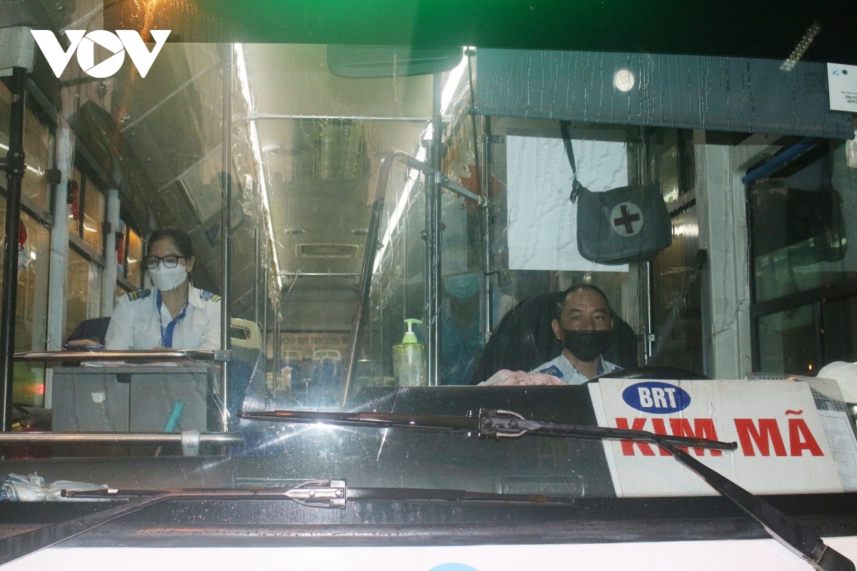 Xe buýt, taxi Hà Nội vắng khách trong ngày đầu hoạt động trở lại - Ảnh 5.