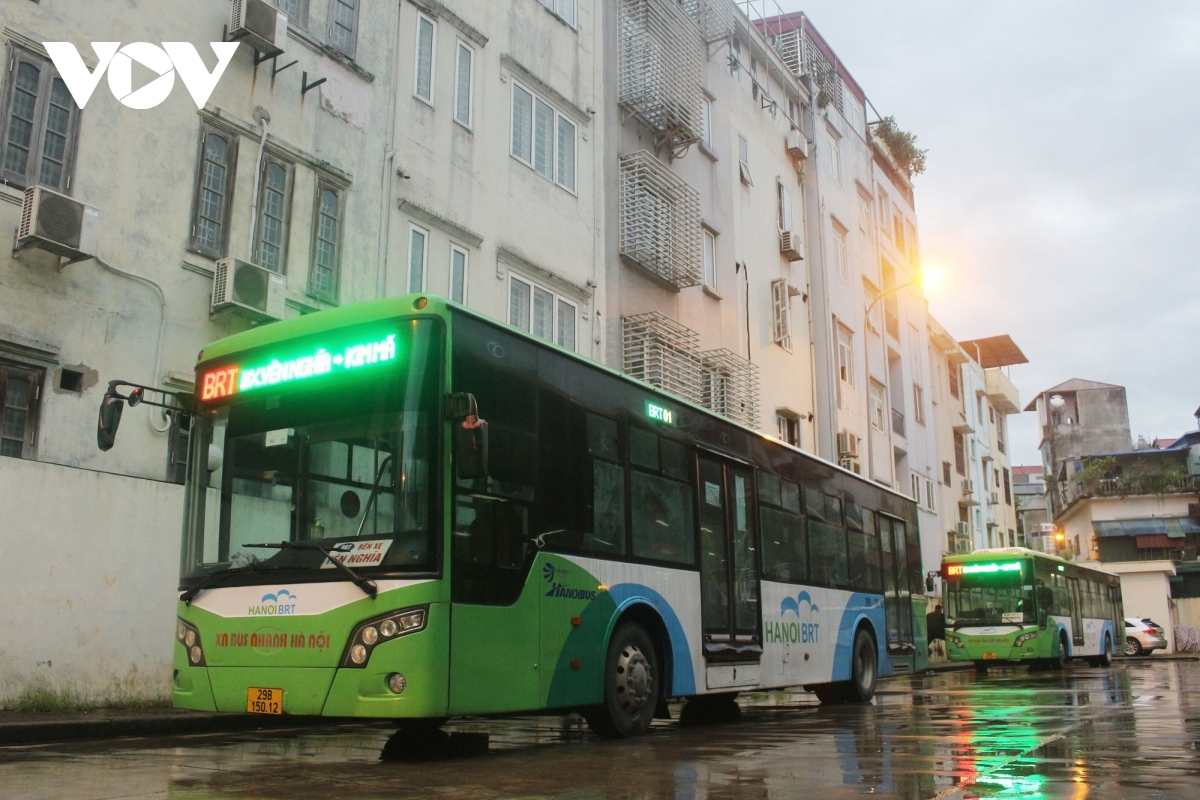 Xe buýt, taxi Hà Nội vắng khách trong ngày đầu hoạt động trở lại - Ảnh 7.