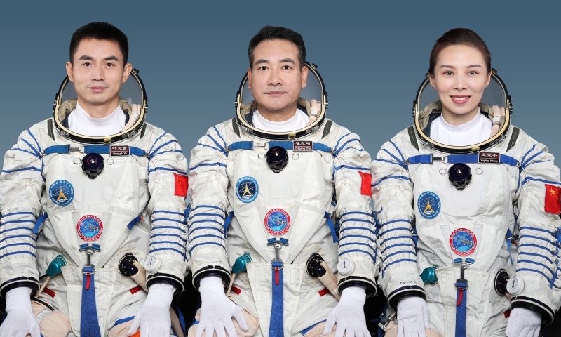 Trung Quốc lần đầu tiên đưa phi hành gia nữ lên trạm vũ trụ - Ảnh 2.