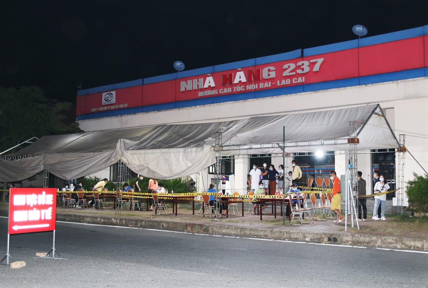 Khẩn cấp tìm người tới quán cơm trên cao tốc Hà Nội - Lào Cai, có F0 ghé qua - Ảnh 1.