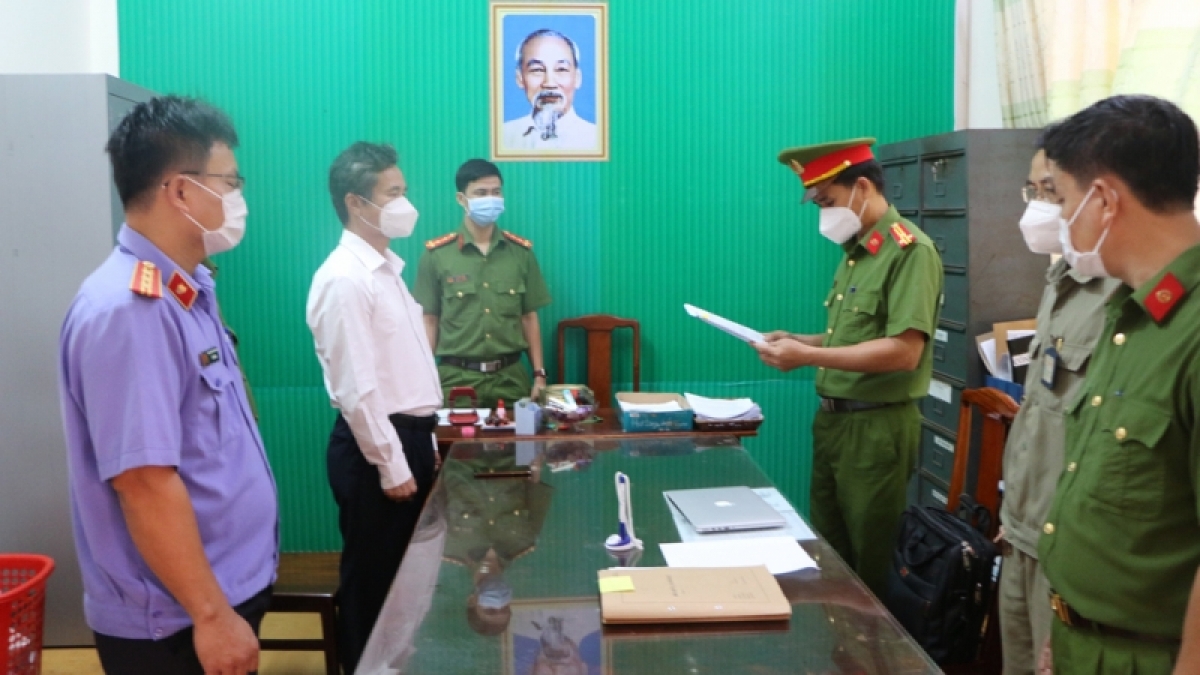 Bắt giám đốc, nguyên giám đốc Trung tâm giáo dục thường xuyên tỉnh Bình Phước - Ảnh 2.
