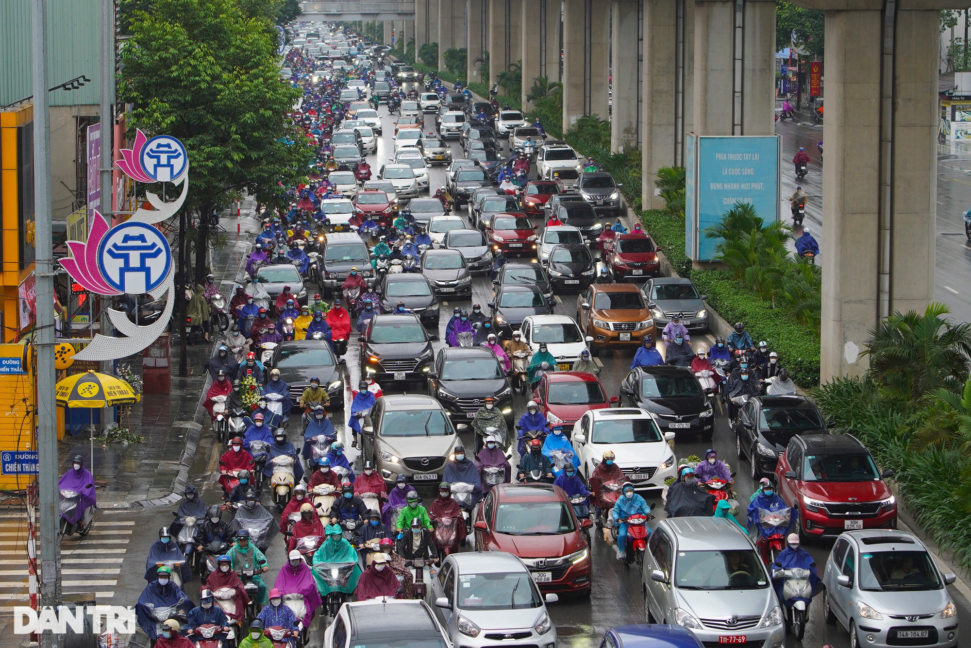 Mưa kéo dài, nhiều tuyến phố ở Hà Nội ùn tắc trong sáng đầu tuần - Ảnh 1.