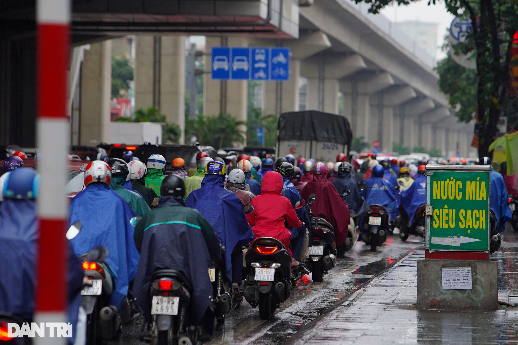 Mưa kéo dài, nhiều tuyến phố ở Hà Nội ùn tắc trong sáng đầu tuần - Ảnh 4.